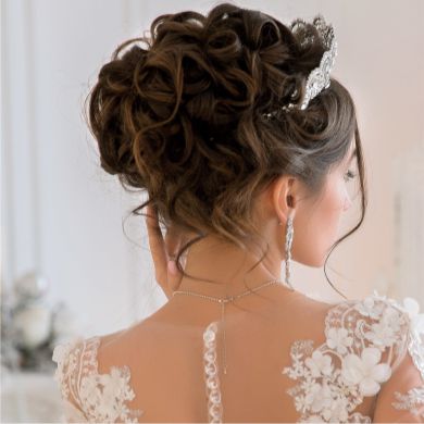 Coiffure avec robe dos nu